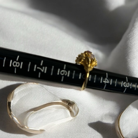 Vintage Avon Gold Tone Created Opals & Floral Ring Sz 5 to 6.5 - Picture 6 of 9